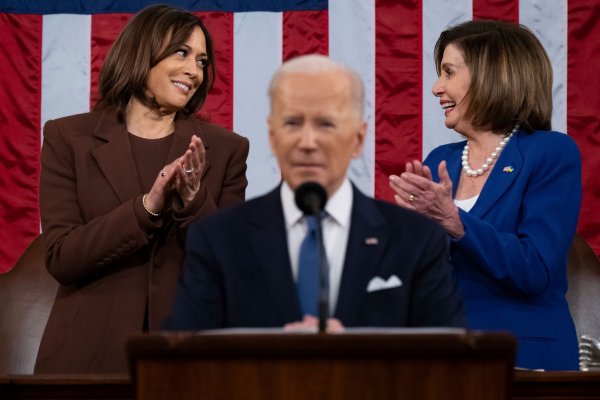 Einst vereint in trauter Dreisamkeit: Vizepräsidentin Harris, Präsident Biden und Parlaments-Frontfrau Pelosi. (Archivbild) - © Saul Loeb/Pool AFP via AP/dpa