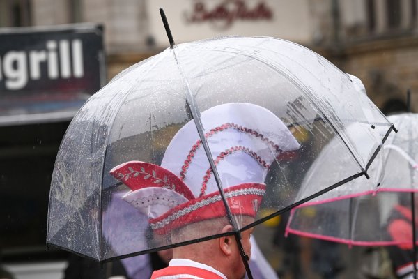 Zu Beginn der «Fünften Jahreszeit» müssen Menschen in vielen Regionen Deutschlands mit Regen rechnen. (Symbolbild) - © Heiko Rebsch/dpa