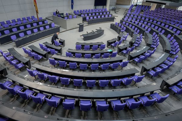 Einer aktuellen Umfrage zufolge gibt es bei den Zustimmungswerten der Parteien derzeit kaum Veränderungen. (Archivbild) - © Kay Nietfeld/dpa