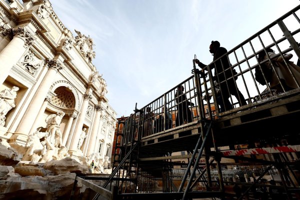 Der hufeisenförmige Steg führt Besucher vorbei an der Fassade aus Marmor und Travertin. - © Cecilia Fabiano/LaPresse via ZUMA Press/dpa