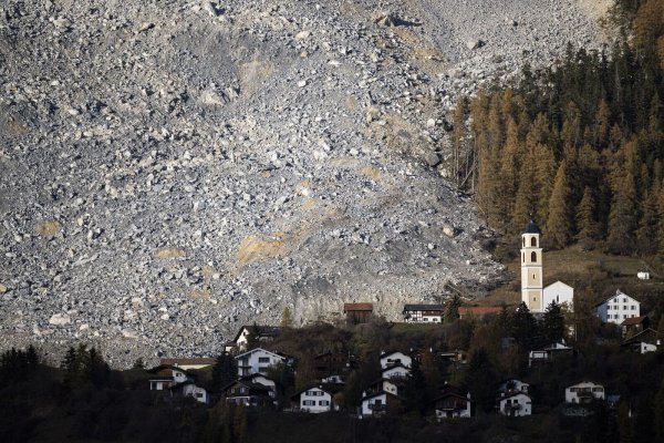 Im schlimmsten Fall müssen die rund 90 Dorfbewohner den Ort für Monate verlassen. - © Gian Ehrenzeller/KEYSTONE/dpa