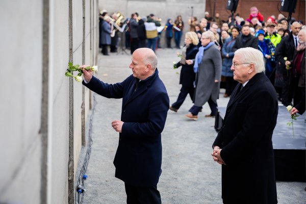 Rosen im Gedenken an die Maueropfer - © Christoph Soeder/dpa