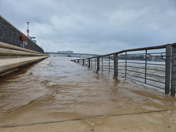 Mit Hilfe von mehr als 300 Pegeln wollen die Behörden die Menschen in Nordrhein-Westfalen rechtzeitig vor Hochwasser warnen. (Archivbild) - © Sascha Thelen/dpa