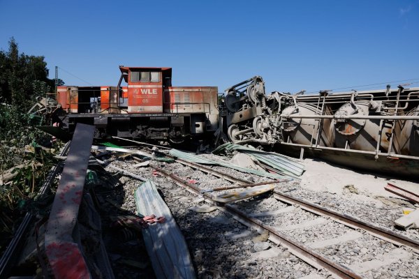 Ein Teil des entgleisten Güterzuges an der Unfallstelle in Geseke. - © Friso Gentsch/dpa