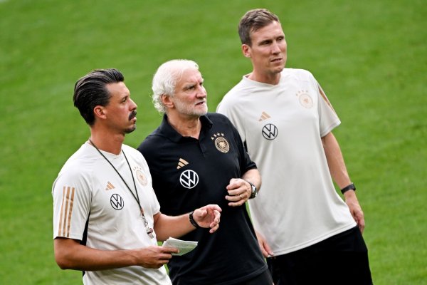 Rudi Völler (M), Sandro Wagner (l) und Hannes Wolf werden das DFB-Team gegen Frankreich betreuen. - © Federico Gambarini/dpa