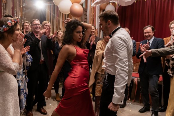 Edin Hasanovic als Jakob und Almila Bagriacik als Marie tanzen. - © -/Paramount Pictures/dpa