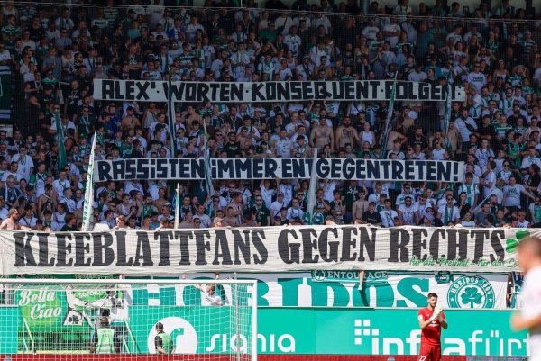 Fans der SpVgg Greuther Fürth positionieren sich gegen Rassismus. - © Daniel Löb/dpa