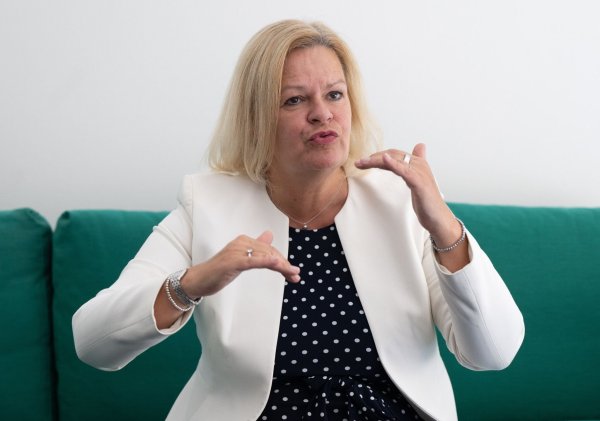 Nancy Faeser geht als Spitzenkandidatin für die SPD in die hessische Landtagswahl. - © Boris Roessler/dpa