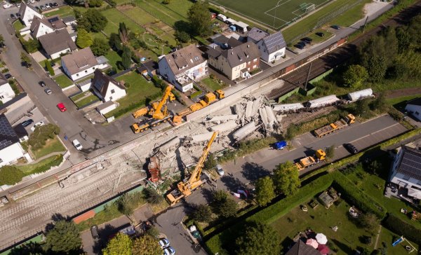 Luftaufnahme des entgleisten Güterzuges. - © Friso Gentsch/dpa