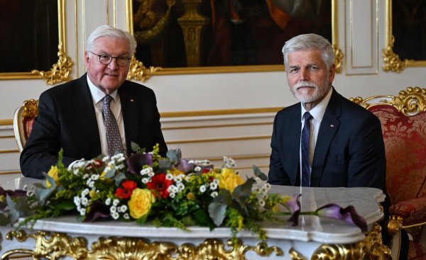 Bundespräsident Frank-Walter Steinmeier trifft Tschechiens Präsident Petr Pavel (r.) auf der Prager Burg. - © Britta Pedersen/dpa