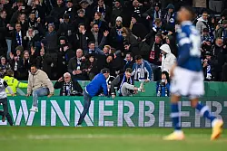 Nach dem Schlusspfiff stürmten einige Fans auf den Rasen der Schüco-Arena. - © Teresa. Kroeger