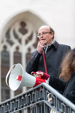 B&uuml;rgermeister Rainer Heller zeigt sich best&uuml;rzt, dass Menschen in Deutschland in Angst leben m&uuml;ssen. - &copy; Torben Gocke