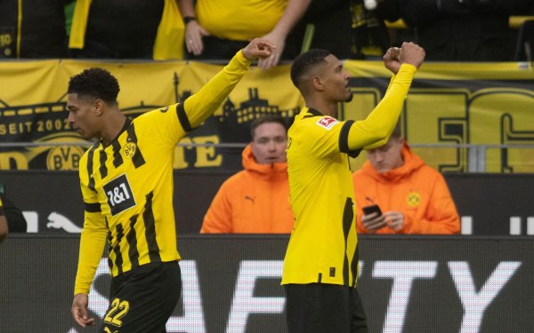 Dortmunds Jude Bellingham jubelt mit Sebastien Haller nach dessen Treffer zum 3:1. - © Bernd Thissen/dpa