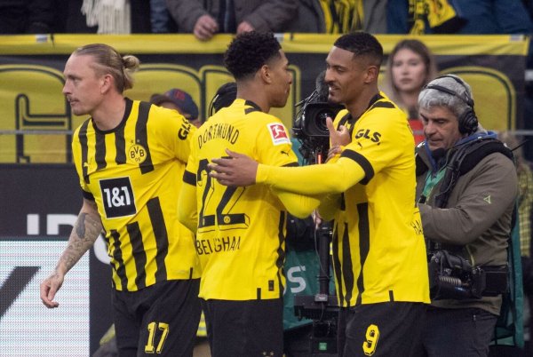 Sébastien Haller (r) feierte seine Tor-Premiere für den BVB in der Bundesliga. - © Bernd Thissen/dpa