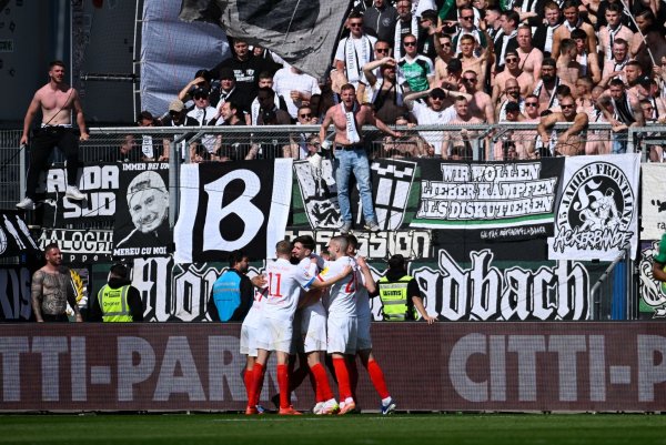 Kiels Spieler jubeln nach dem Treffer zum 1:0. - © Gregor Fischer/dpa