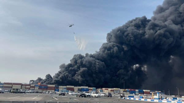 Die Zahl der Todesopfer der Explosion in Südiran ist innerhalb weniger Stunden von 7 auf 14 gestiegen. - © Razieh Pudat/Iranian Students\\\' News Agency, ISNA/AP/dpa