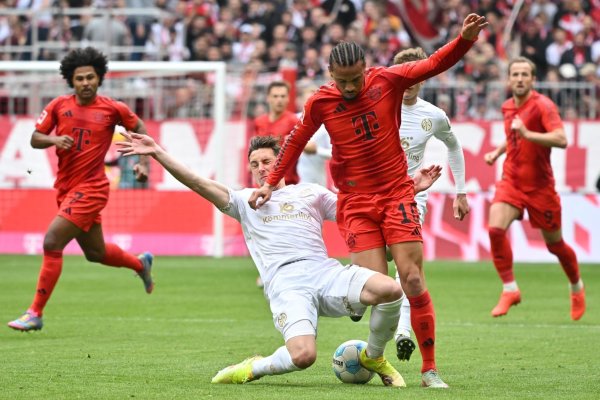Leroy Sané (vorne rechts) trat gegen Mainz wieder als Torschütze in Erscheinung. - © Peter Kneffel/dpa