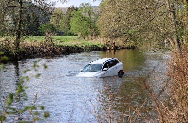 Das Auto rollte vom abschüssigen Parkplatz in die Volme. - © Alex Talash/dpa