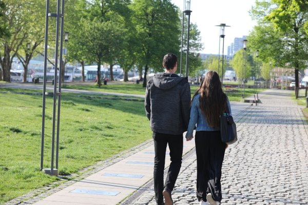 Spaziergänger können am Wochenende in NRW ordentlich Sonne tanken. - © Sascha Thelen/dpa
