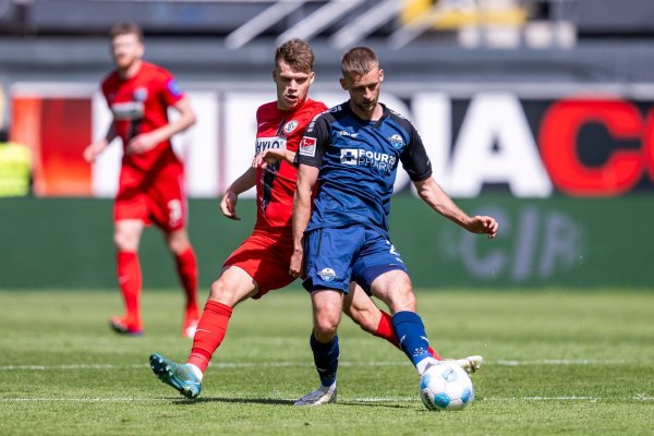 Intensive Partie im vollen Paderborner Stadion. - © David Inderlied/dpa