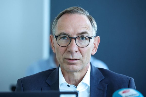 Der Chemiepark-Chef Christof Günther fordert eine Neubewertung der deutschen Energiepolitik. (Archivbild) - © Jan Woitas/dpa