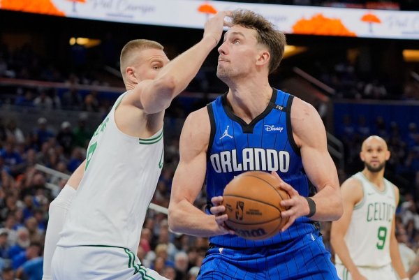 Franz Wagner (rechts) führte die Orlando Magic mit 32 Punkten zum Sieg gegen die Boston Celtics. - © John Raoux/AP/dpa
