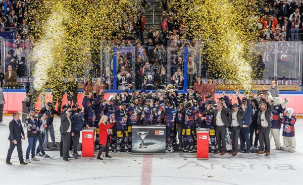 Die Eisbären Berlin feiern ihren elften Meistertitel in der DEL. - © Andreas Gora/dpa