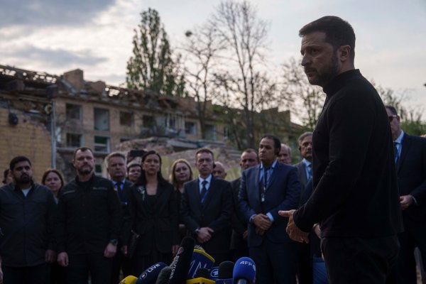 Der ukrainische Präsident Wolodymyr Selenskyj kündigte Treffen an, die eine «Ruhe für die Ukraine» näher bringen sollen. - © Evgeniy Maloletka/AP/dpa