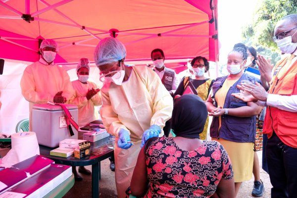 Noch gibt es keinen zugelassenen Impfstoff gegen die gefährliche Sudan-Variante von Ebola. (Archivbild) - © Hajarah Nalwadda/XinHua/dpa