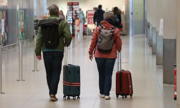 Der Flughafen Köln/Bonn erwartet am letzten Ferienwochenende noch einmal Zehntausende Reisende. - © Sascha Thelen/dpa