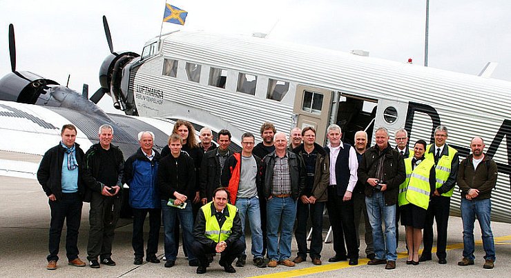 Foto zur Erinnerung: Die Passagiere, unter ihnen Cord Peterding (links), und die Crew posieren nach dem Rundflug vor der Ju 52. - © Foto: privat