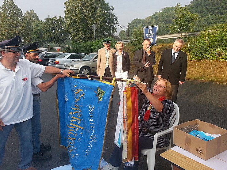 Fahnenweihe beim Jubiläumsfest des Zieglervereins Bösingfeld. - © Foto: Hoppe