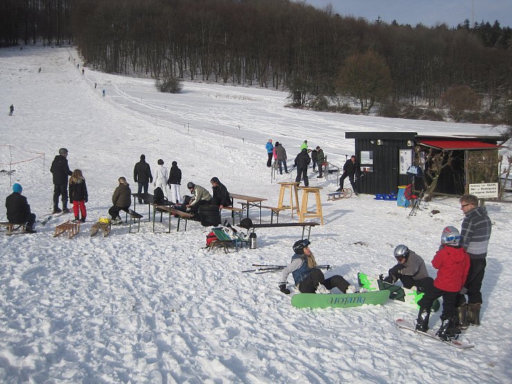 So viel Schnee liegt in Lippe selten: Doch wenn sich die Piste in Holzhausen-Externsteine so präsentiert, rücken die Mitglieder und viele weitere Wintersportler aus der Region zum Skifahren und Rodeln aus. - © Skiclub Horn-Bad-Meinberg