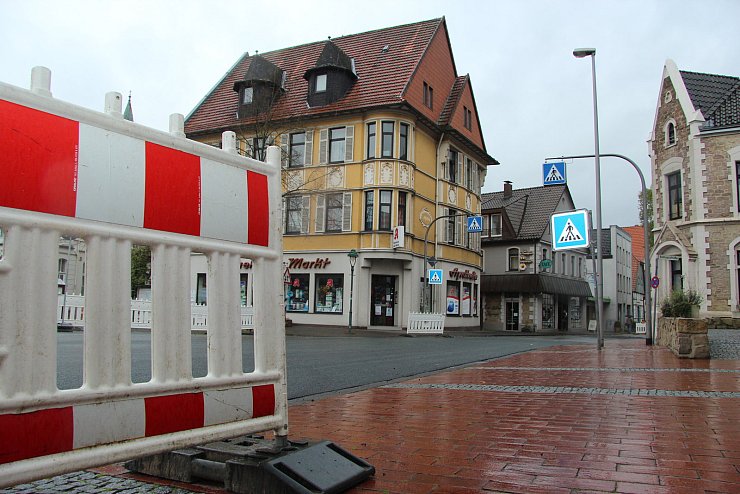 Gähnende Leere: In Schötmars Mitte ist derzeit wenig los. Am Markt stehen gerade einmal zwei Autos, obwohl die Zufahrt über Schüler- und Begastraße möglich ist. Das scheint jedoch nicht jeder zu wissen. - © Carolin Brokmann