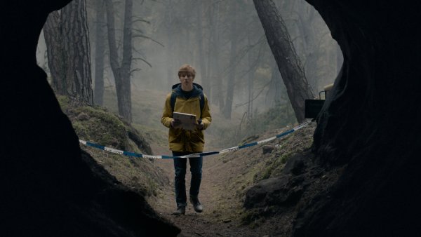 Jonas Kahnwald ist ein heranwachsender Teenager, den das Schicksal seines Vaters sehr mitgenommen hat. - © Netflix