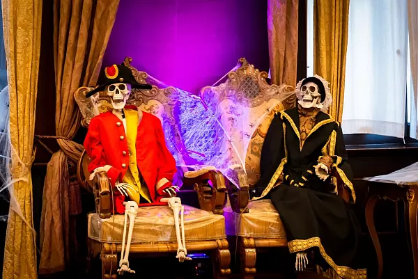 Im Rahmen von "Detmold funkelt" werden im Detmolder Residenzschloss schaurige Führungen mit Gruselfaktor angeboten. - © Raphael Bartling