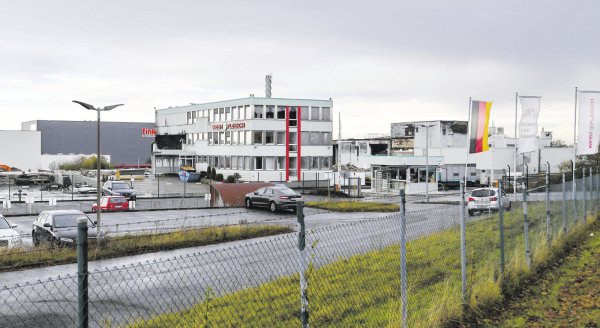Ruß geschwärzte Gebäude: Das Gelände des vor zehn Monaten ausgebrannten Schlachthofes dient derzeit nur einigen kleineren Viehzüchtern als Sammelstelle für den Weitertransport. - © Marc Köppelmann