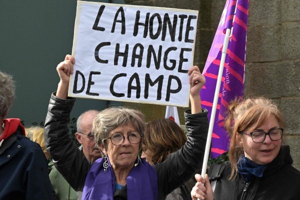Die über viele Jahre unentdeckte Serie von Taten des Mediziners haben in Frankreich große Empörung ausgelöst. - © Damien Meyer/AFP/dpa