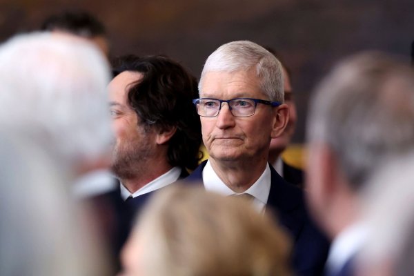 Kündigt nach seinem Treffen mit Trump ein 500 Milliarden Dollar schweres Investitionsprogramm an: Apple-Chef Tim Cook. (Archivbild) - © Kevin Lamarque/Pool Reuters/AP/dpa