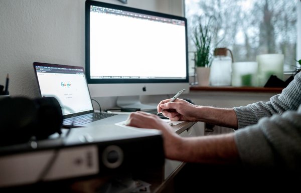 Schreibtisch, Laptop, Stuhl und Lampe - dieses Equipment stellt der Arbeitgeber fürs Homeoffice. Aber nur, wenn es keinen Arbeitsplatz im Unternehmen gibt. - © Fabian Strauch/dpa