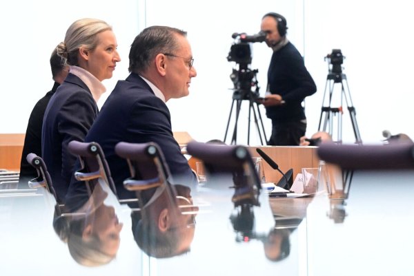 Tino Chrupalla und Alice Weidel würden gerne auch die neue AfD-Bundestagsfraktion gemeinsam als Vorsitzende leiten. - © Julian Stratenschulte/dpa