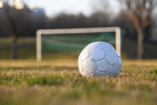 Schwerer Verdacht: In mehreren Ruhrgebietsvereinen soll ein Fußballtrainer Kinder und Jugendliche missbraucht haben (Foto Illustration) - © Tobias Hase/dpa