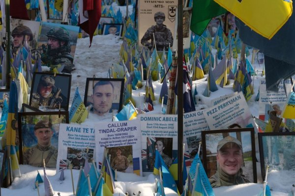 Zehntausende ukrainische Verteidiger sind im Kampf gegen den russischen Angriffskrieg bisher gefallen. - © Efrem Lukatsky/AP/dpa