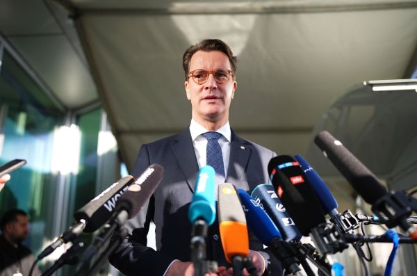 Nordrhein-Westfalens Ministerpräsident Hendrik Wüst (CDU) weiß, wie sich unterschiedliche Parteien zusammenschweißen lassen. - © Marcus Brandt/dpa