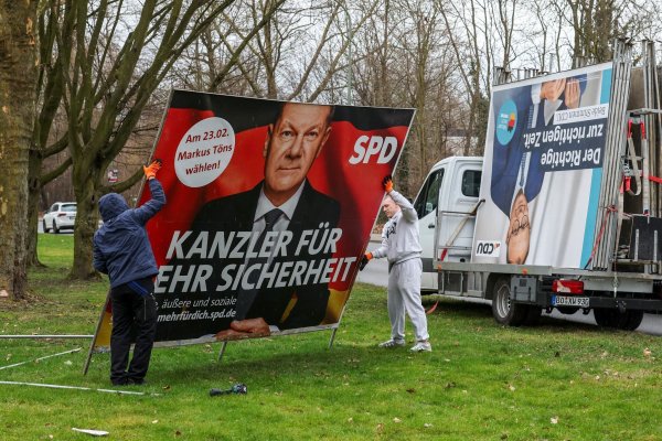 Schon werden die ersten Wahlplakate abgebaut, wie hier in Gelsenkirchen. In der nordrhein-westfälischen Stadt landete die AfD laut Daten der Bundeswahlleiterin mit 24,7 Prozent der Zweitstimmen knapp vor der SPD, die 24,1 Prozent erhielt. - © Christoph Reichwein/dpa