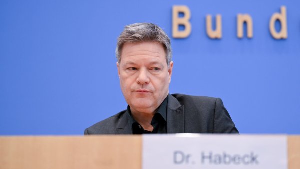 Habeck zieht Konsequenzen, aber ohne Selbstkritik. - © Sören Stache/dpa