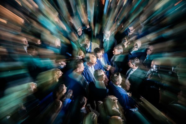 Der Kanzlerkandidat der Union, Friedrich Merz, steht am Wahlabend zwischen Parteifreunden in der CDU-Parteizentrale. - © Christoph Soeder/dpa
