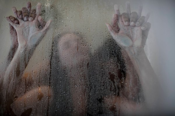 Bevor es beim ersten gemeinsamen Mal heiß hergeht, kann ein offenes Gespräch für Nähe und (noch mehr) Lust sorgen. - © Zerocreatives/Westend61/dpa-tmn