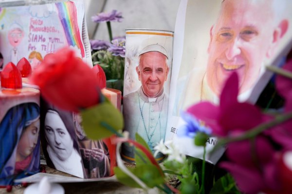 Seit mehr als anderthalb Wochen wird Papst Franziskus in einem Krankenhaus behandelt. - © Alessandra Tarantino/AP/dpa