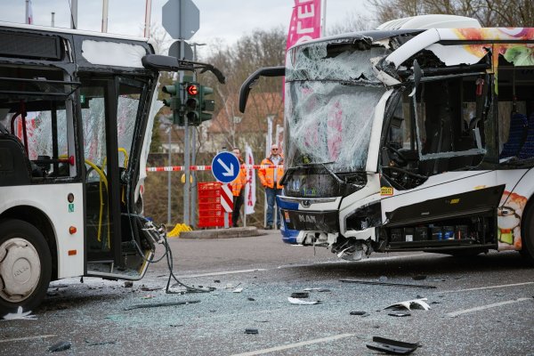 In Saarbrücken prallten zwei Linienbusse zusammen. - © Oliver Dietze/dpa